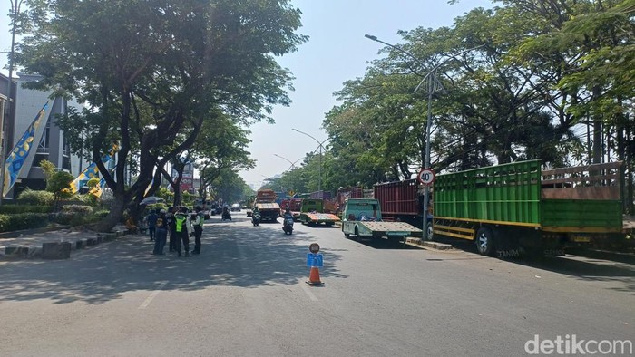 Demo sopir truk di Surabaya yang masih bertahan berdampak ke pedagang Pasar Wonokromo