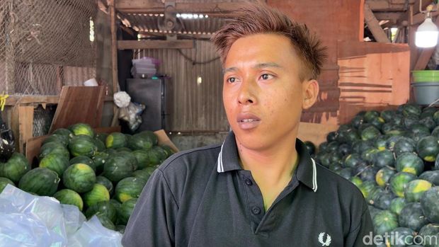 Ali pedagang buah di Pasar Wonokromo meminta Pertamina temui sopir truk agar aktivitas berjalan normal lagi