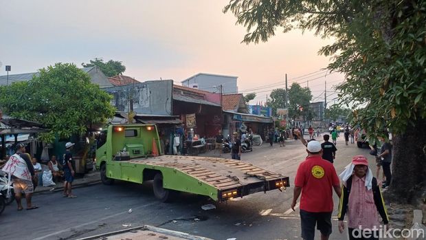 Demo Sopir Truk di Surabaya Massa sopir truk yang demo di Jalan Jagir akhirnya membubarkan diri setelah mencapai kesepakatan dengan Pertamina