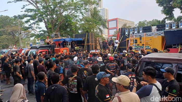 Massa sopir truk yang demo di Jalan Jagir akhirnya membubarkan diri setelah mencapai kesepakatan dengan Pertamina
