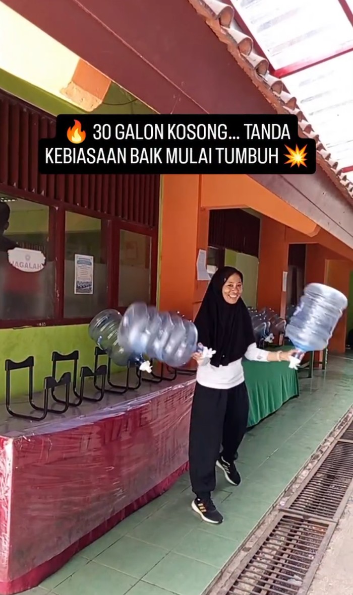 Dewi Masyitah, guru SMPN 35 Jakarta, sediakan galon gratis agar murid terbiasa minum air putih dan hindari minuman manis demi menjaga kesehatan sekolah.