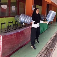 Tak Terduga! Cara Guru SMP Ajak Murid Kurangi Minuman Manis Ini Viral