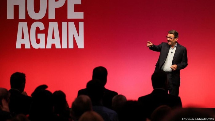 Dalam pidatonya, Andy Burnham merujuk pada pemerintahan Partai Buruh pascaperang di bawah Clement Attlee, yang dianggap sebagai salah satu pemerintahan Labour paling populer (Temilade Adelaja/REUTERS)