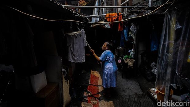 Di tengah gemerlap Jakarta Selatan nan dipenuhi gedung-gedung tinggi dan area kediaman elite, Kampung Pelangi menyimpan cerita kehidupan penduduk nan jauh berbeda. Permukiman padat ini berada di Kebayoran Baru, Jakarta Selatan, dan tetap menjadi tempat penduduk menjalani aktivitas sehari-hari.
