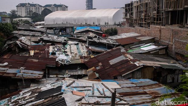 Di tengah gemerlap Jakarta Selatan nan dipenuhi gedung-gedung tinggi dan area kediaman elite, Kampung Pelangi menyimpan cerita kehidupan penduduk nan jauh berbeda. Permukiman padat ini berada di Kebayoran Baru, Jakarta Selatan, dan tetap menjadi tempat penduduk menjalani aktivitas sehari-hari.