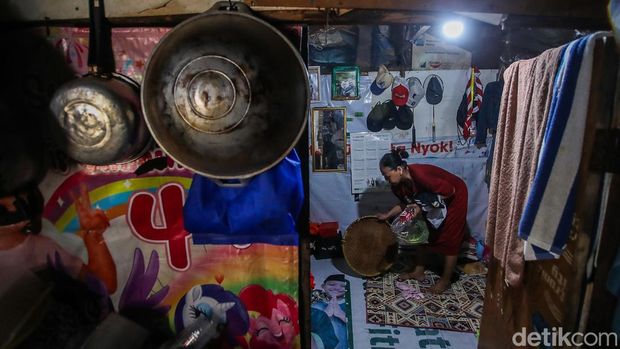 Di tengah gemerlap Jakarta Selatan yang dipenuhi gedung-gedung tinggi dan kawasan hunian elite, Kampung Pelangi menyimpan cerita kehidupan warga yang jauh berbeda. Permukiman padat ini berada di Kebayoran Baru, Jakarta Selatan, dan masih menjadi tempat warga menjalani aktivitas sehari-hari.