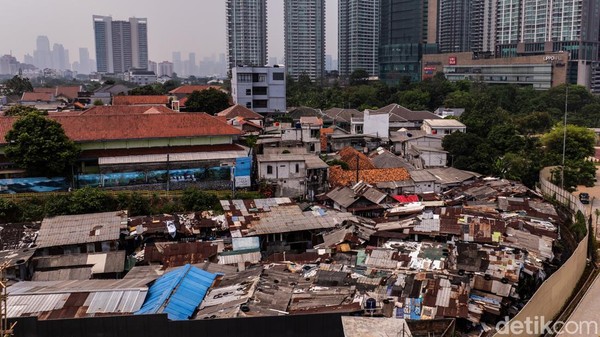 Diapit Gedung Tinggi dan Rumah Elite Jaksel, Kampung Pelangi Terlihat Merana
