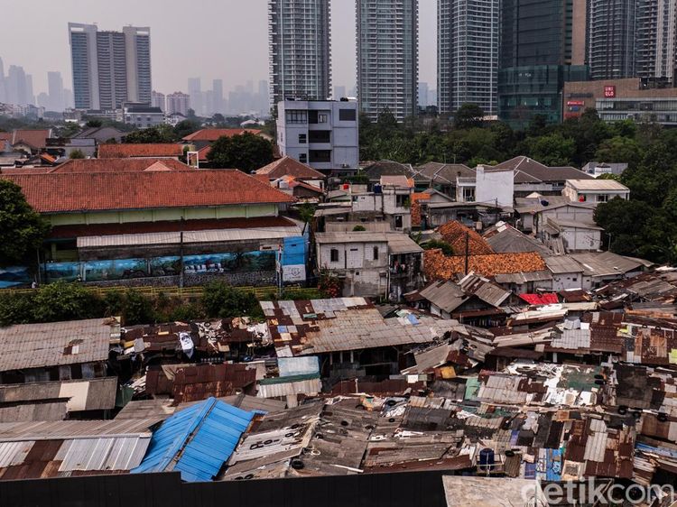 Diapit Gedung Tinggi dan Rumah Elite Jaksel, Kampung Pelangi Terlihat Merana