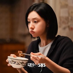 Potret Kim Ji Won di Doctor X, Berantas Korupsi Juga Butuh Makan