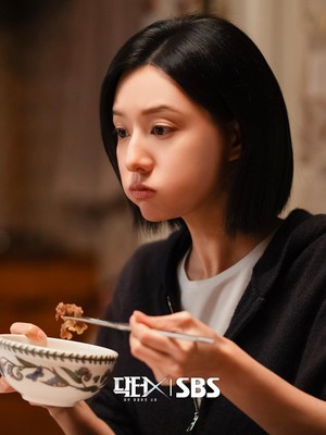 Potret Kim Ji Won di Doctor X, Berantas Korupsi Juga Butuh Makan