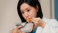 Potret Kim Ji Won di Doctor X, Berantas Korupsi Juga Butuh Makan