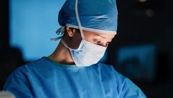 Potret Kim Ji Won di Doctor X, Berantas Korupsi Juga Butuh Makan