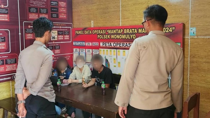 Dua pasangan muda digerebek di indekos Polewali Mandar karena diduga berbuat mesum.