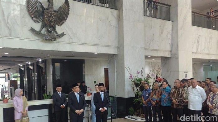 Wamenkeu Luky Alfirman dan Nurkholisoh Ibnu Aman saat disambut di Kementerian Keuangan usai dilantik, Kamis (1/10/2026).