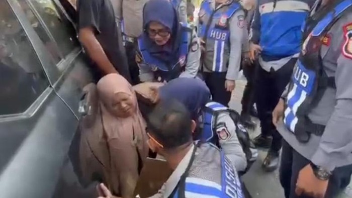 Emak-emak di Makassar histeris mobilnya digembok karena parkir sembarangan.