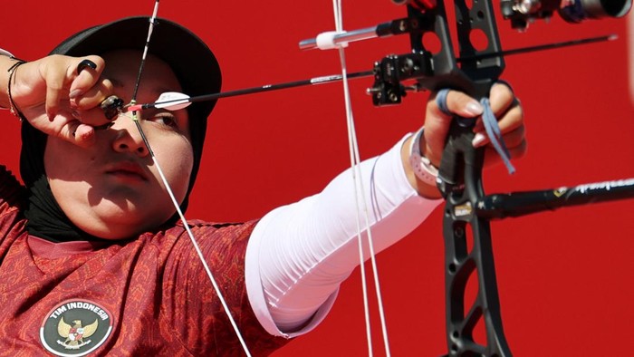 Asian Games - Aichi-Nagoya 2026 - Archery - Okazaki Central Park Multipurpose Square, Okazaki, Japan - October 1, 2026  Indonesias Nurisa Dian Ashrifah in action during her compound womens individual gold match against Philippines Amaya Amparo Cojuangco REUTERS/Anushree Fadnavis