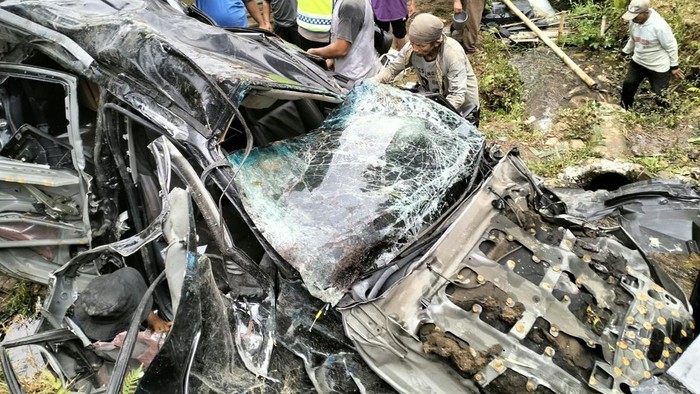 Fortuner yang mengalami kecelakaan  di Jalan Desa Deles, Kecamatan Bawang, Kabupaten Batang, Jawa Tengah, Kamis (1/10/2026)