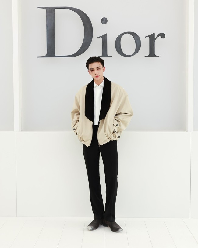 Hwang Hyunjin membawa nuansa tailoring maskulin ke front row Dior. Member Stray Kids tersebut mengenakan bomber jacket berwarna beige dari Dior Men Spring 2027. Jaket dengan kerah shawl hitam itu dipadukan dengan kemeja putih dan celana tailoring hitam. (Foto: Dok. Dior)