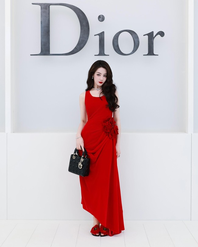Sepasang sepatu berwarna senada melengkapi penampilannya yang mengusung gaya monokrom serba merah. Tak lupa Lady Dior ukuran mini yang memberi sentuhan elegan. Foto: Dok. Dior