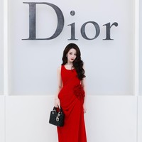 Pesona Dilraba Dilmurat Menyala Dalam Gaun Merah Terang di Show Dior