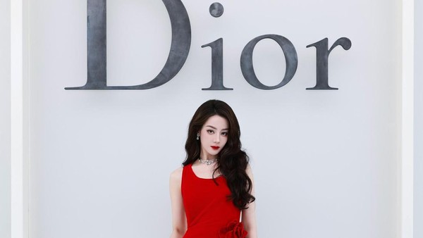 Pesona Dilraba Dilmurat Menyala Dalam Gaun Merah Terang di Show Dior