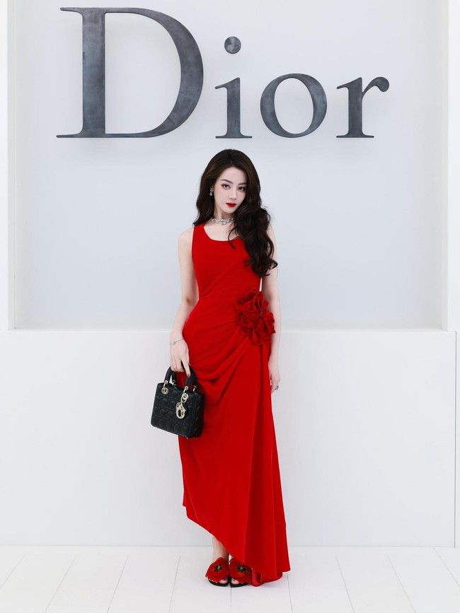 Pesona Dilraba Dilmurat Menyala Dalam Gaun Merah Terang di Show Dior