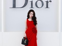 Pesona Dilraba Dilmurat Menyala Dalam Gaun Merah Terang di Show Dior