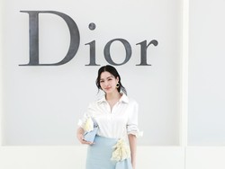 Foto: Adu Gaya Para Bintang Asia di Show Dior, Lingling Kwong Hingga Jisoo