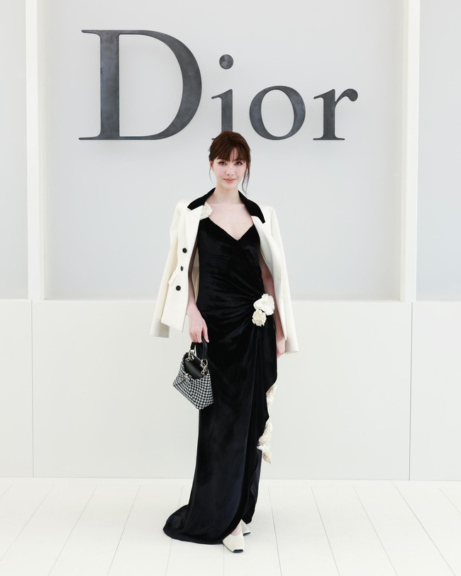 Datang bersama LingLing, Orm Kornnaphat juga memilih tampilan feminin Dior. Ia mengenakan look 34 dari Dior Cruise 2027 yang menonjolkan siluet feminin dan elegan. Pilihan tersebut memperkuat karakter romantis yang terlihat pada sejumlah tamu Dior musim ini. (Foto: Dok. Dior)