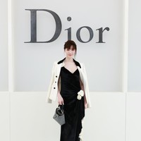 Datang bersama LingLing, Orm Kornnaphat juga memilih tampilan feminin Dior. Ia mengenakan look 34 dari Dior Cruise 2027 yang menonjolkan siluet feminin dan elegan. Pilihan tersebut memperkuat karakter romantis yang terlihat pada sejumlah tamu Dior musim ini. (Foto: Dok. Dior)