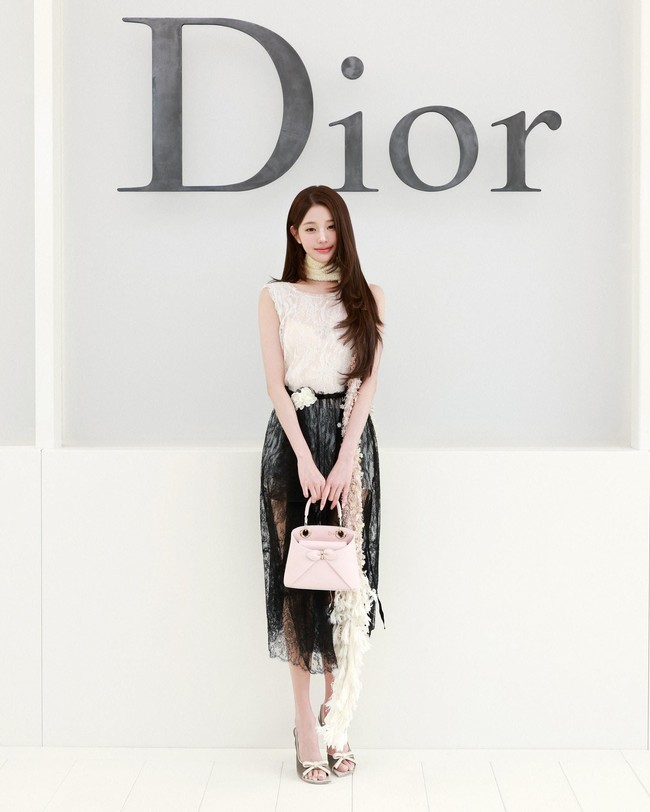 Jang Wonyoung membuat debutnya di show Dior dengan tampilan bernuansa powder pink. Member IVE tersebut mengenakan look 58 dari Dior Cruise 2027, lengkap dengan tas Dior Cigale berwarna senada. Palet merah muda pastel memberikan kesan manis dan feminin yang menjadi salah satu ciri gaya Wonyoung. (Foto: Dok. Dior)