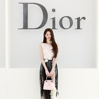 Jang Wonyoung membuat debutnya di show Dior dengan tampilan bernuansa powder pink. Member IVE tersebut mengenakan look 58 dari Dior Cruise 2027, lengkap dengan tas Dior Cigale berwarna senada. Palet merah muda pastel memberikan kesan manis dan feminin yang menjadi salah satu ciri gaya Wonyoung. (Foto: Dok. Dior)