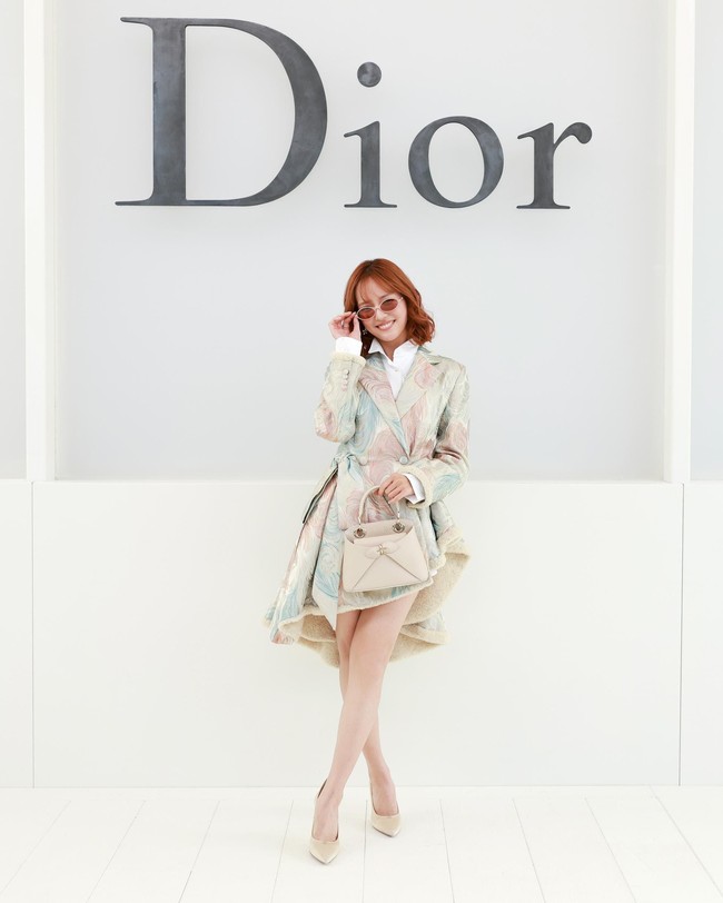 JURIA menjadi salah satu perwakilan Jepang di front row Dior Spring-Summer 2027. Member XG tersebut hadir mengenakan kreasi Dior yang memadukan elemen dari koleksi sebelumnya. Salah satu detail yang menjadi perhatian adalah jaket Dior Fall 2026 yang sebelumnya juga pernah dikenakan Florence Pugh dan Anya Taylor-Joy dalam versi berbeda. Foto: Dok. Dior