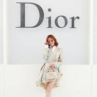 JURIA menjadi salah satu perwakilan Jepang di front row Dior Spring-Summer 2027. Member XG tersebut hadir mengenakan kreasi Dior yang memadukan elemen dari koleksi sebelumnya. Salah satu detail yang menjadi perhatian adalah jaket Dior Fall 2026 yang sebelumnya juga pernah dikenakan Florence Pugh dan Anya Taylor-Joy dalam versi berbeda. Foto: Dok. Dior