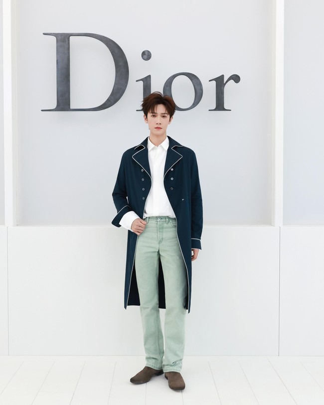 Aktor China Li Yunrui juga terlihat menghadiri show Dior Spring-Summer 2027. Foto: Dok. Dior