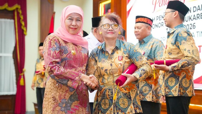 Gubernur Khofifah memberikan penghargaan kepada pendonor darah