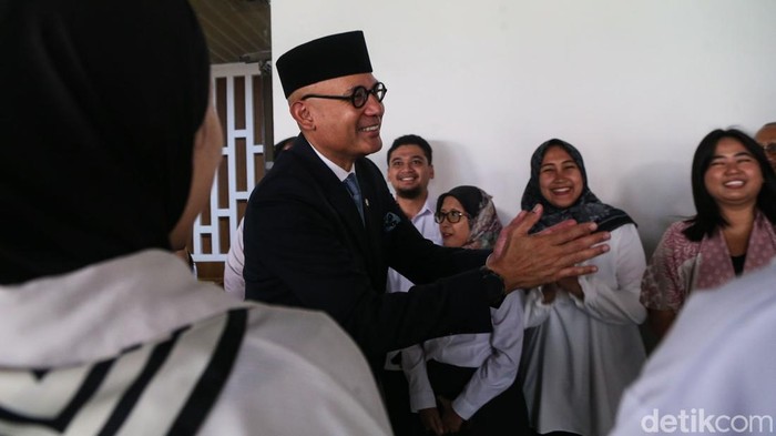 Hari pertama menjabat sebagai Menteri Luar Negeri RI, Arrmanatha Christiawan Nasir mendapat sambutan meriah dari jajaran Aparatur Sipil Negara (ASN) Kementerian Luar Negeri (Kemlu). Arrmanatha tiba di Kantor Kemlu, Jakarta, Kamis (1/10/2026).