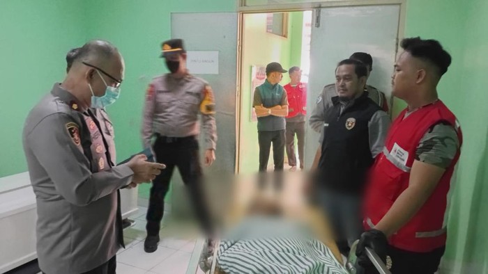 Jasad bocah yang ditemukan tewas di kolam Jakarabaring Palembang saat dievakuasi