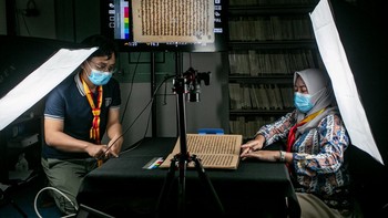 Tim Masyarakat Pernaskahan Nusantara (Manassa) turut terlibat dalam proses alih media tersebut. Langkah ini diharapkan dapat membantu memperluas akses terhadap khazanah manuskrip Keraton Surakarta sekaligus menjaga jejak pengetahuan dan budaya yang tersimpan di dalamnya. ANTARA FOTO/Mohammad Ayudha