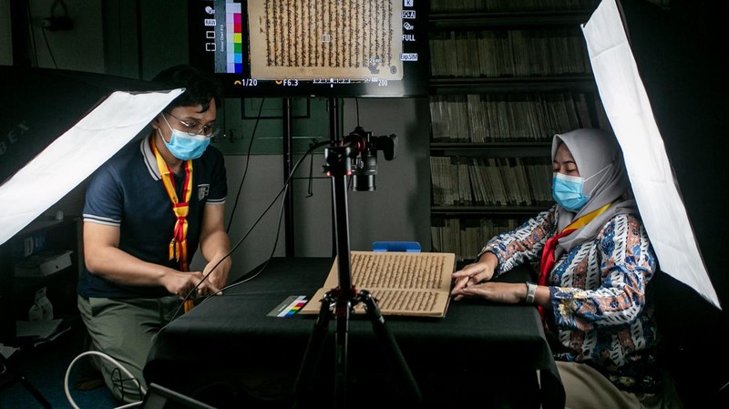 Tim Masyarakat Pernaskahan Nusantara (Mannasa) memeriksa naskah kuno sebelum melakukan alih media manuskrip naskah kuno saat Digitalisasi Koleksi Perpustakaan Sasana Pustaka di Keraton Surakarta, Solo, Jawa Tengah, Kamis (1/10/2026). British Library dan Perpustakaan Nasional bekerjasama dengan Keraton Surakarta melakukan alih media digital sekitar 210 manuskrip atau naskah kuno koleksi perpustakaan keraton sebagai upaya menyelamatkan dan melestarikan warisan budaya serta untuk memudahkan masyarakat mengakses informasi arsip guna kepentingan riset dan penelitian. ANTARA FOTO/Mohammad Ayudha