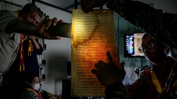 Digitalisasi juga membuka peluang bagi masyarakat dan peneliti untuk mengakses informasi yang tersimpan dalam manuskrip dengan lebih mudah. Dengan tersedianya versi digital, naskah kuno dapat dipelajari tanpa harus selalu menggunakan fisik dokumen aslinya. ANTARA FOTO/Mohammad Ayudha