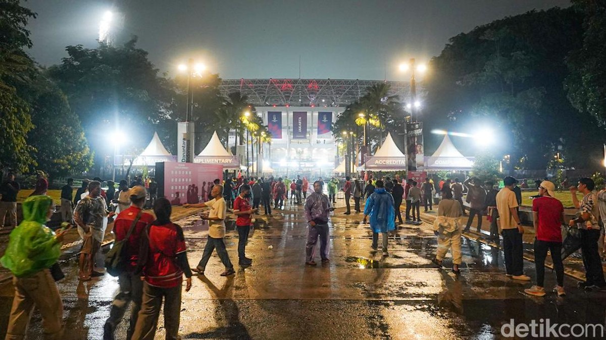 Jelang Indonesia vs Bangladesh, Ribuan Suporter Terobos Gerimis Menuju GBK Jelang Indonesia vs Bangladesh, Ribuan Suporter Terobos Gerimis Menuju GBK