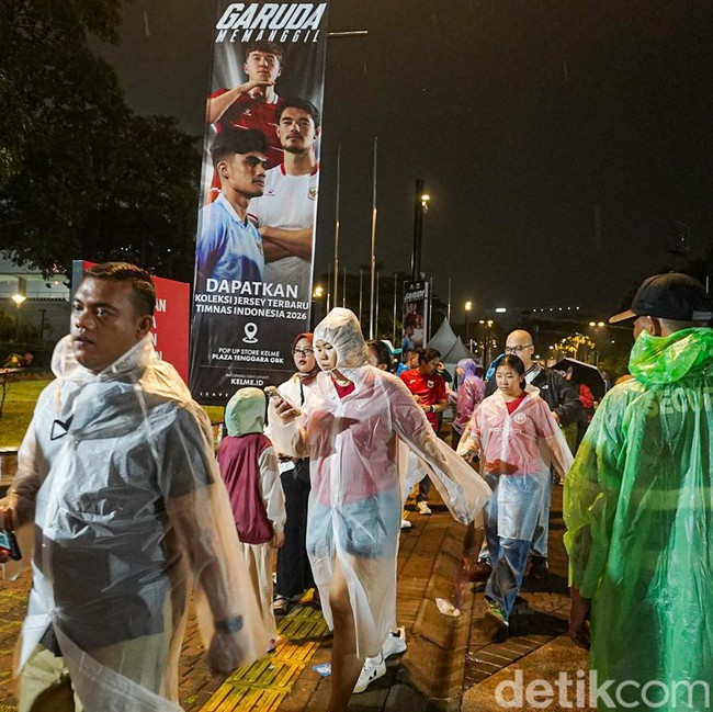 Jelang Indonesia vs Bangladesh, Ribuan Suporter Terobos Gerimis Menuju GBK