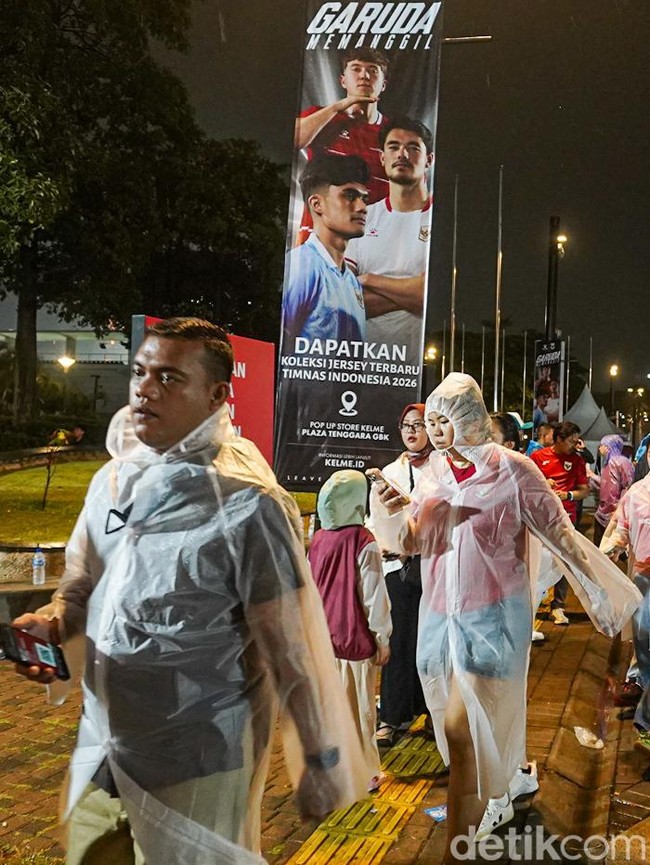 Jelang Indonesia vs Bangladesh, Ribuan Suporter Terobos Gerimis Menuju GBK
