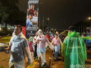 Jelang Indonesia vs Bangladesh, Ribuan Suporter Terobos Gerimis Menuju GBK