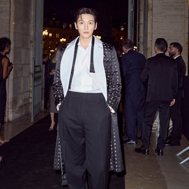 Sejak tiba di venue, Ji Chang Wook menebar pesonanya yang karismatik. Tampil dalam balutan outfit bernuansa monokrom dengan long patterned coat, kemeja putih, celana hitam berpotongan longgar, serta dasi dengan gaya draperi dramatis memberikan kesan klasik. Foto: dok. Instagram @jichangwook