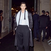 Sejak tiba di venue, Ji Chang Wook menebar pesonanya yang karismatik. Tampil dalam balutan outfit bernuansa monokrom dengan long patterned coat, kemeja putih, celana hitam berpotongan longgar, serta dasi dengan gaya draperi dramatis memberikan kesan klasik. Foto: dok. Instagram @jichangwook