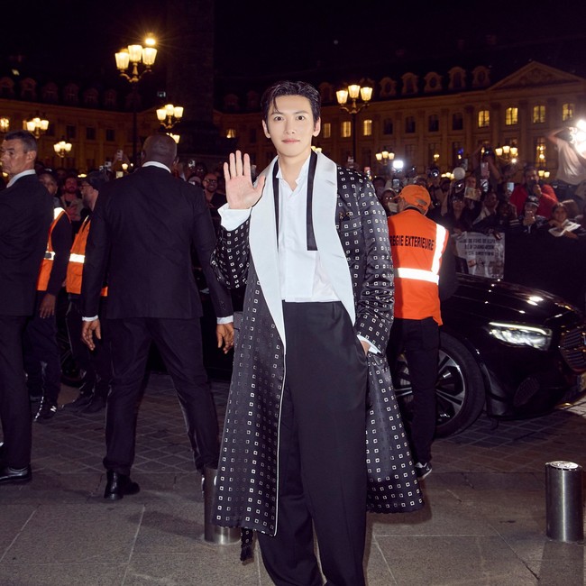 Penampilan Ji Chang Wook dilengkapi koleksi Geometrical Square Double Duchesse Robe dari Tom Ford, yang menampilkan motif kotak geometris hitam-putih. Seperti dilansir dari situs resminya, setelan jas itu dibanderol Rp 143 jutaan. Tak ketinggalan aksesori kacamata hitam sebagai statement. Foto: dok. Instagram @jichangwook
