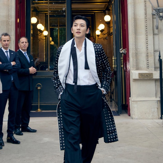 Aktor Korea Ji Chang Wook menunjukkan eksistensinya sebagai global brand ambassador terbaru Tom Ford di Paris Fashion Week 2026. Foto: dok. Instagram @jichangwook