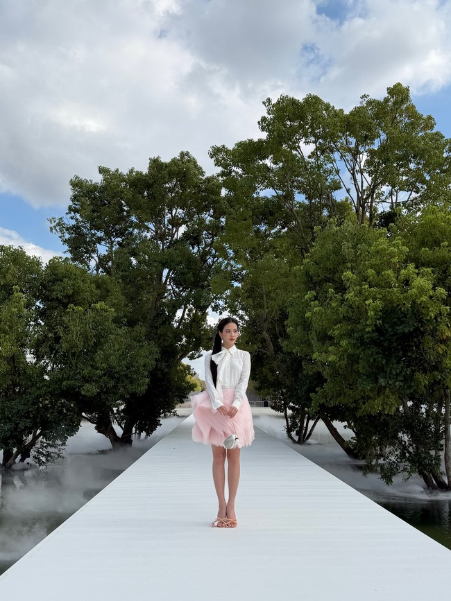 Sebagai pelengkap busana, Jisoo membawa mini clutch Dior dengan rantai tipis warna silver. Foto: Instagram/@sooyaaa__